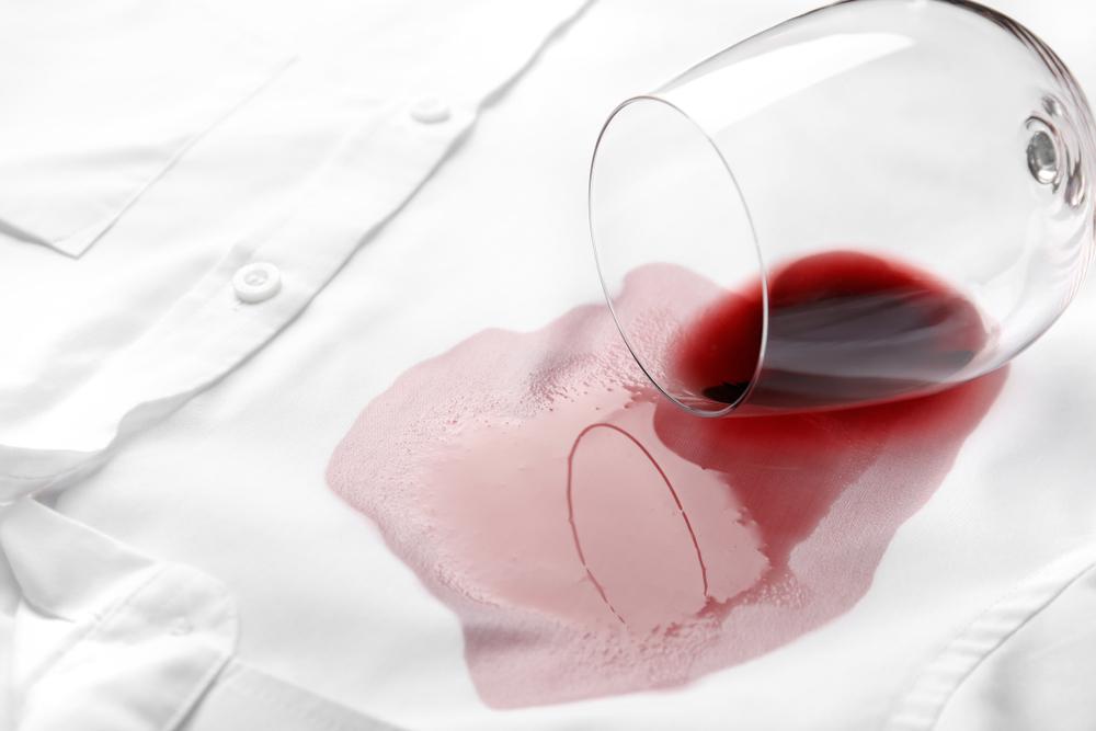 Comment nettoyer une tache de vin rouge sur une nappe blanche ?